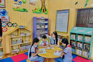 Hoạt động đọc sách tại thư viện Trường Tiểu học Thị trấn Quất Lâm (Giao Thủy, Nam Định). Ảnh: website nhà trường.