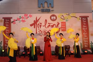 Tiết mục văn nghệ chào xuân tại Hội làng.