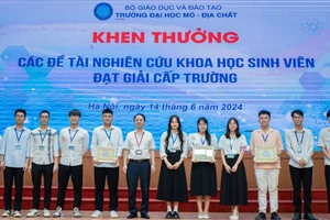 PGS.TS Triệu Hùng Trường. Phó Hiệu trưởng trao giải nhất, nhì, ba đề tài nghiên cứu khoa học sinh viên cấp trường.