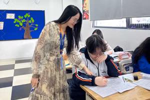 Cô Nguyễn Thị Thu hướng dẫn học sinh trong giờ Giáo dục công dân.