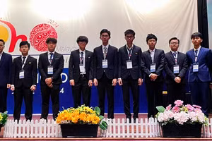 Từ trái sang phải: GS. Lục Huy Hoàng, Hà Duyên Phúc, Nguyễn Thành Duy, Nguyễn Nhật Minh, Trần Vũ Lê Hoàng, Thân Thế Công, Nguyễn Thế Quân, Hoàng Tuấn Kiệt, Trương Phi Hùng, PGS. Đặng Đức Vượng.