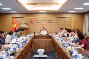 Thứ trưởng Bộ GD&ĐT Phạm Ngọc Thưởng chủ trì phiên họp.