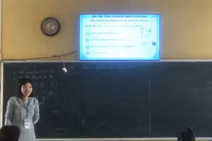 Giáo viên Trường THPT Mường Chiềng (Đà Bắc, Hòa Bình) cho học sinh làm quen với cấu trúc định dạng đề thi tốt nghiệp THPT từ 2025.