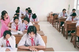 Cô Nguyễn Thị Bích Huy và học sinh Trường TH&THCS Ea Trol trong giờ Ngữ văn.