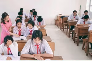 Cô Nguyễn Thị Bích Huy và học sinh Trường TH&THCS Ea Trol trong giờ Ngữ văn.