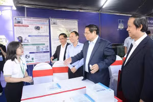 Thủ tướng Phạm Minh Chính, Bộ trưởng Nguyễn Kim Sơn tham quan các gian trưng bày dự án khởi nghiệp của HSSV. 