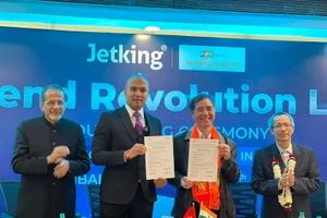 Ông Harsh Bharwani - CEO Jetking Ấn Độ và ông Lê Trường Tùng - Chủ tịch hội đồng Trường ĐH FPT ký kết hợp tác.