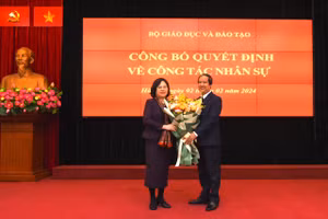 Bộ trưởng Nguyễn Kim Sơn tặng hoa nguyên Thứ trưởng Ngô Thị Minh trong lễ công bố các Quyết định về công tác nhân sự.