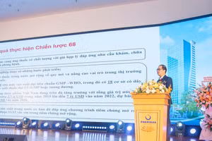 Ông Tạ Mạnh Hùng - Phó cục trưởng Cục quản lý dược, Bộ Y tế phát biểu tại hội thảo.