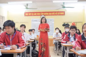 Cô trò Trường THPT Công nghiệp (Hòa Bình) trong giờ học Ngữ văn.