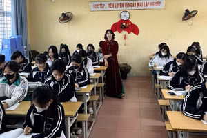 Cô Nguyễn Thị Giang Hương và học trò trong giờ học.