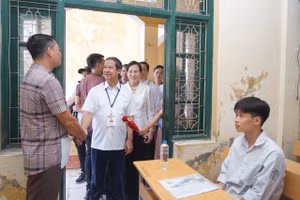 Bộ trưởng Nguyễn Kim Sơn động viên cán bộ coi thi, thí sinh tại Điểm thi Trường THPT B Duy Tiên.