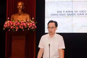 Thứ trưởng Bộ GD&ĐT Hoàng Minh Sơn phát biểu tại tọa đàm.