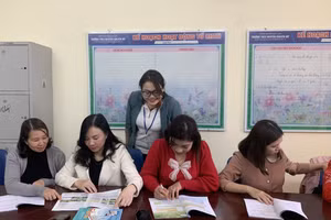 Giáo viên Trường THCS Nguyễn Chuyên Mỹ (An Lão, Hải Phòng) nghiên cứu sách giáo khoa mới.