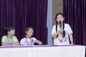 Học sinh tham gia Cuộc thi tiếng Anh triết học.