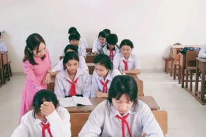 Cô Nguyễn Thị Bích Huy, giáo viên Trường Tiểu học & THCS Ea Trol (Sông Hinh, Phú Yên) và học trò trong giờ học.