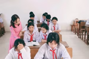 Cô Nguyễn Thị Bích Huy, giáo viên Trường Tiểu học & THCS Ea Trol (Sông Hinh, Phú Yên) và học trò trong giờ học.