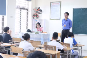 Thí sinh dự thi vào lớp 10 năm 2023 tại điểm thi Trường THCS Yên Nghĩa, quận Hà Đông. Ảnh: Đình Tuệ.