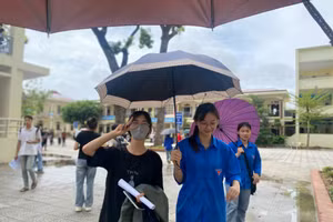 Thí sinh Hà Nội dự thi tốt nghiệp THPT môn Ngữ văn sáng 27/6.