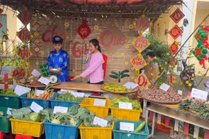 Học sinh Trường THCS Thuỵ Trường tổ chức các gian hàng chợ quê giới thiệu sản vật quê hương.