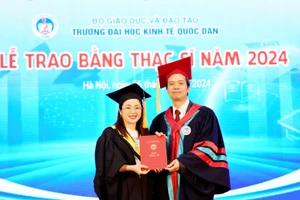 GS.TS Phạm Hồng Chương - Hiệu trưởng trao bằng cho tân thạc sĩ.