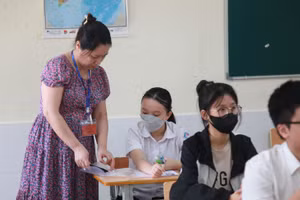 Thí sinh Hà Nội trong buổi làm thủ tục dự thi ngày 7/6. Ảnh: Vân Anh.