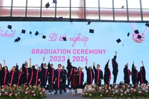 Học sinh lớp 12 TH School trong khoảnh khắc đặc biệt tại lễ tốt nghiệp năm học 2023-2024.