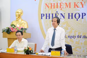 Bộ trưởng - Chủ tịch Hội đồng Giáo sư nhà nước Nguyễn Kim Sơn phát biểu tại phiên họp.