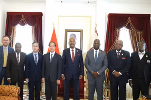 Phó Chủ tịch Thường trực Quốc hội Angola Américo António Cuononoca (thứ 4, từ phải sang) chụp ảnh lưu niệm với Bộ trưởng Nguyễn Kim Sơn.