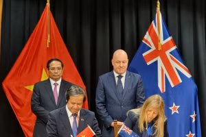 Trước sự chứng kiến của Thủ tướng hai nước, Bộ trưởng Bộ GDĐT Việt Nam Nguyễn Kim Sơn và Bộ trưởng Giáo dục Cao đẳng, Đại học và Kỹ năng New Zealand ký kết Thoả thuận Hợp tác về Giáo dục.