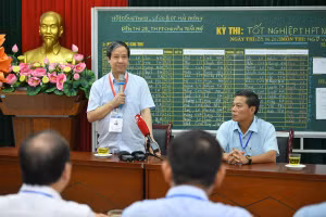 Bộ trưởng Nguyễn Kim Sơn kiểm tra công tác coi thi Kỳ thi tốt nghiệp THPT năm 2023 tại Hải Phòng.