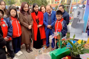 Phó Giám đốc Sở GD&ĐT Hà Nội Vương Hương Giang cùng lãnh đạo Phòng GD&ĐT huyện Thanh Trì tham quan các gian hàng tại Ngày hội.