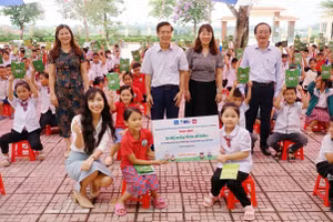 Trao tặng 15 bộ máy tính cho Trường tiểu học xã Bối Cầu.