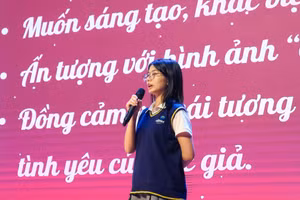 Học sinh Dewey báo cáo dự án Ngữ văn sử dụng năng lực song ngữ để dịch các tác phẩm thơ phương Đông và phương Tây.