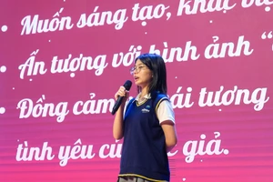 Học sinh Dewey báo cáo dự án Ngữ văn sử dụng năng lực song ngữ để dịch các tác phẩm thơ phương Đông và phương Tây.