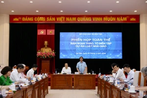 Bộ trưởng Nguyễn Kim Sơn, Trưởng Ban soạn thảo Dự án Luật Nhà giáo phát biểu khai mạc phiên họp.