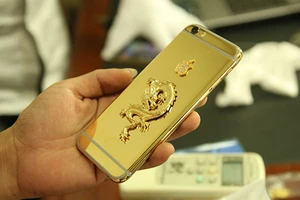 Một mẫu iPhone 6 mạ vàng.