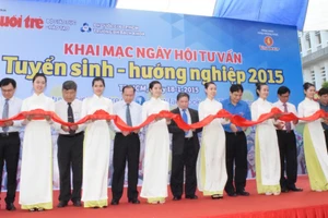 Thứ trưởng Bùi Văn Ga (thứ 4 tứ trái sang) cùng các đại biểu cắt băng khai mạc ngày hội