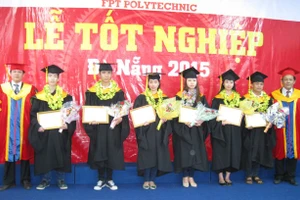 Lãnh đạo Trường cao đẳng Thực hành FPT Polytechnic Đà Nẵng trao phần thưởng và giấy khen cho các sinh viên đạt nhiều thành tích trong học tập và rèn luyện.