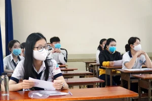 LIVESáng nay thi tổ hợp Khoa học tự nhiên, Khoa học xã hội: Phòng dịch nghiêm túc, thí sinh tự tin