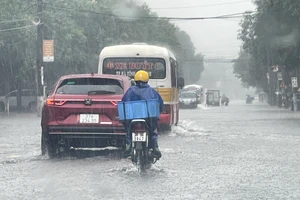 Nhiều tuyến đường TP Hà Tĩnh ngập sâu do mưa lớn.