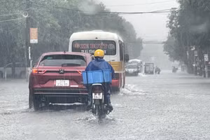 Nhiều tuyến đường TP Hà Tĩnh ngập sâu do mưa lớn.