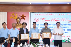 UBND thị xã Kỳ Anh tặng giấy khen cho Quỹ Minh Đức.