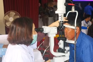 250 hộ dân xã Lâm Hợp (thị xã Kỳ Anh, Hà Tĩnh) được khám và cấp phát thuốc miễn phí trong đợt này.