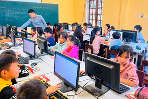 Thầy, trò Trường TH&THCS thị trấn Mường Lát (Thanh Hóa) trong giờ học môn Tin học.
