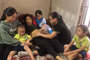 Chị Thuận bên các con.