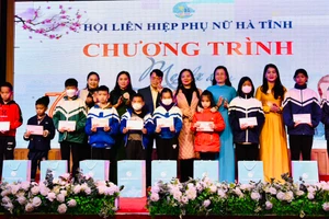 Hội LHPN Hà Tĩnh phối hợp trao quà cho phụ nữ, trẻ em khó khăn tại chương trình “Mẹ đỡ đầu - Tết yêu thương” 2023". (Ảnh: Hội LHPN Hà Tĩnh).