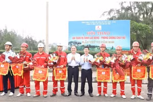 BTC tặng hoa và cờ lưu niệm cho các đội tham dự Hội thao.