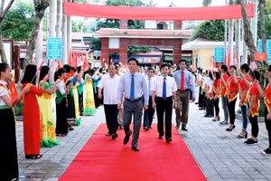 Ông Đỗ Trọng Hưng - Phó Bí thư Thường trực Tỉnh ủy Thanh Hóa (nay là Ủy viên Trung ương Đảng, Bí thư Tỉnh ủy, Chủ tịch HĐND tỉnh Thanh Hóa) dự Lễ Khai giảng năm học 2017-2018 tại Trường THPT Lang Chánh. Ảnh: NTCC.