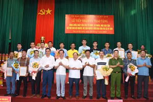 Lãnh đạo thị xã Kỳ Anh tặng hoa các đơn vị ủng hộ bình chữa cháy